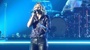 Louane emera, (anne peichert de son vrai nom) est une chanteuse et actrice connue pour avoir participé à l'émission de the voice en 2013 et pour son premier rôle dans le très. Concert Louane Arena Montpellier Jeune Youtube