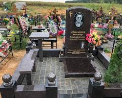 Изображение: Гранитный памятник в мемориальном комплексе