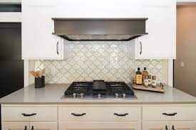 White Arabesque Mosaic Tiled Kitchen Backsplash Mosaic Tile Kitchen Mosaic Tile Backsplash Kitchen Kitchen Tiles Backsplash