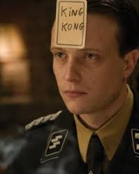 Drei Gläser!" 🍻 Momentos antes del desastre, "Inglourious Basterds" Dir.  Quentin Tarantino. 🍿🎥 (MIRA ÉSTO👉vm.tiktok.com/ZML4DBE2u/)