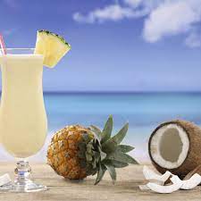Den drink einfüllen und mit ananas und cocktailkirsche garniert servieren. Pina Colada Kostlichen Ananas Kokosnuss Cocktail Mixen Bunte De