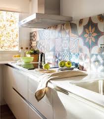 A diferencia de épocas anteriores hoy las paredres en la cocina tienen un azulejos cocina y los acentos de color o texturas han llenado estos espacios de mayor dinamismo. Como Renovar Tu Cocina De Forma Economica En Sencillos Pasos