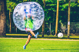 Bubble fußball (auch bubble soccer) ist eine freizeitaktivität, bei der die teilnehmer über ihren oberkörper aufblasbare, meist. Bubble Soccer Kaufen Hier Die Besten Bubble Fussball Balle Bestellen