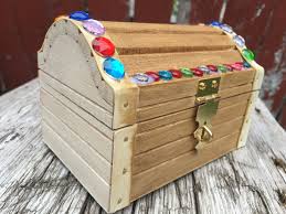 Los cofres son bloques en minecraft que te permiten almacenar objetos que vas recolectando durante el juego. Haz Un Cofre Del Tesoro Estilo Pirates Of The Caribbean Dead Men Tell No Tales Ser Mama Latina