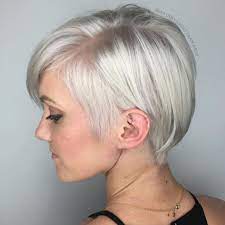 Quelle coiffure se faire avec les cheveux gris magazine. Femme 50 Ans Naturally White Silver Grey Hair 100 Coiffures Courtes Epoustouflantes Pour Des Cheveux Fins Magazine Moms Inspiration Pour Parents Modern Mom Fashion Lifestyle Magazine
