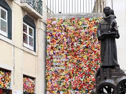 Several miracles are attributed to him. Atire Uma Moeda A Santo Antonio Para Tentar A Sorte No Amor