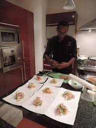 Nous sommes ouverts et prêts à vous. Gastronomie Un Chef Cuisinier A Domicile Pour Recevoir Autrement Defimedia