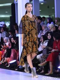 Jika anda ingin mencoba mendesain kaos sendiri, maka beberapa aplikasi desain kaos berikut ini dapat anda download menggunakan smartphone anda: Bangga 10 Desainer Indonesia Ini Sukses Pamerkan Batik Ke Internasional