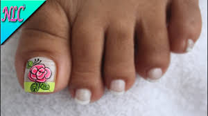 Uno de los motivos más habituales es el uso de zapatos inadecuados que nos aprietan o que no se hay que tener en cuenta que, por cuestiones genéticas, algunas personas nacen ya con las uñas de los pies encorvadas, demasiado grandes o. Decoracion Unas Pies Frances Decorados De Unas