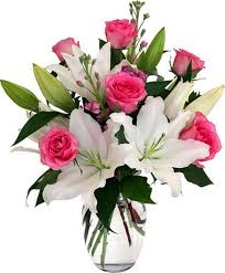 58 Beautiful Rose Arrangement Ideas For Your Girlfriend Rosegarden Rosewholesale R Flower Vase Arrangements Rose Arrangements Valentine Flower Arrangements