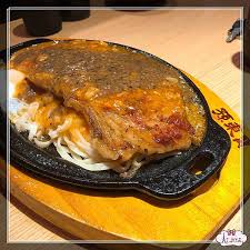 孫東寶牛排價位不高，自然不可能是和牛之類的頂級貨， 但肉質還是有一定的品質， 官網強調肉品100%不使用組合肉，肉品皆為原肉切片。 牛排醬汁獨特的蘑菇醬及黑胡椒 醬 到濃湯都是店家自製。 餐具、飲料、濃湯、醬料區自助吧。 菜單 é£Ÿè¨˜ é«˜é›„å¸‚é³³å±±å€ å­«æ±å¯¶å°å¼ç‰›æŽ' é³³å±±é'å¹´åº— 20190220 è²ªåƒé¬¼æ„›èŽ‰çµ² ç—žå®¢é‚¦