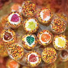 These turkey, autumn, and festive motifs will make your thanksgiving dessert table special. Easy Thanksgiving Cupcake Decorating Ideas Holiday Cupcakes Holiday Cupcakes Decorating Fall Cupcakes