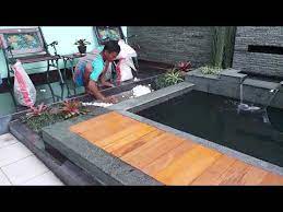 Bila kolam ikan berada di dalam ruangan, maka kamu bisa menyinarinya dengan lampu pijar sebagai pengganti sinar matahari. Pembuatan Kolam Koi