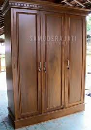 Lemari pakaian jati 2 pintu minimalis model konstruksi kayu kuat, kokoh dan awet kategori harga murah dan terjangkau silahkan bisa di cek di toko mebel kota anda. Model Lemari Kayu 4 Pintu Konsep Terbaru
