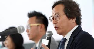 황교익(1962년 1월 30일~ )은 대한민국의 맛 칼럼니스트다. ì„œìš¸ì‹ ë¬¸ í™©êµìµ ì¡°êµ­ ë³´ë©° ì˜ˆìˆ˜ ë– ì˜¬ë ¸ë‹¤ ë‹¹ë‹¹ížˆ ì£½ìŒì˜ ê¸¸