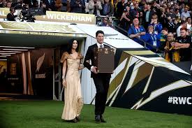 Suivez en direct toute l'actualité 'coupe du monde de rugby 2019' : John Eales Et L Actrice Japonaise Tao Okamoto Accompagneront La Malle Trophee Louis Vuitton Contenant La Webb Ellis Cup Pour La Finale De La Coupe Du Monde De Rugby 2015