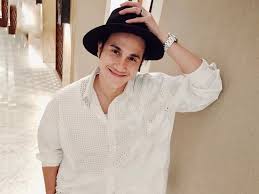 Bakat acting dan wajah tampan yang dimiliki suami marsha timothy ini memang tidak dapat dipungkiri lagi. Potret Gaya Vino G Bastian Ganteng Banget Okezone Lifestyle