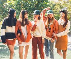 Perhatikan hal ini biar gak terjadi konflik! 3 Tips Memakai Baju Kembar Ala Korea Womantalk
