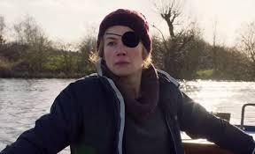 Il coraggio di marie colvin in un biopic che si interroga sul mestiere del reporter, sul senso ultimo di documentare la sofferenza. Trailer Rosamund Pike Jamie Dornan Star In A Private War