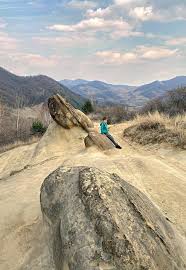 Mistere de ieri si de azi. O Zi Prin Judetul Buzau Trovantii De La Ulmet Si Asezarile Rupestre De La Bozioru Travelista Ro Mereu In Asteptarea Urmatoarei Aventuri