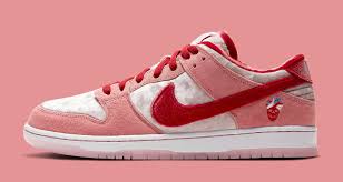 Made in collaboration with sean cliver's skate brand, the strangelove x dunk low sb qs 'valentine's day' celebrates the romantic holiday with a plush take on the retro silhouette. Strangelove Nike Sb Dunk Low Valentine S Day Ct2552 800 Sole Collector