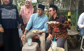 See 5 photos and 2 tips from 78 visitors to gudeg yu sum. Sandiaga Uno Dan Yusuf Mansur Makan Gudeg Bareng Sebelum Salat Jumat Nawacita