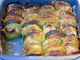 Come preparare le patate gratinate al forno versatela sul fondo di una teglia da forno , già imburrata e strofinata con uno spicchio d'aglio. Gw7sma2rljfxam