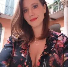 I'm 50, lively and thoughtful, love reading, homemade meals, and family  time. I enjoy kindness and loyalty. I'd like a man who's gentle, open, and  ready for something steady. t.ly/olderwomendating