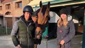 Emprunté à l'italien cavaliere (même sens), dérivé du bas latin caballarius (« écuyer ») (terme qui a donné en français chevalier), issu de caballus (« cheval »). Equitation Saut D Obstacles Sancourt Complete Son Offre En Se Dotant D Un Ambitieux Cavalier Pro