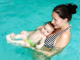 Hallo ab wann kann man babys brei geben und welchen? Babyschwimmkurs Mit Baby Zum Baden Eltern De