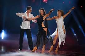 Nur ihr tanzpartner evgeny vinokurov findet das gar nicht lustig. Let S Dance So Lief Die Show Vor Dem Halbfinale Evelyn Burdecki Ist Raus