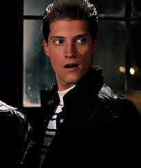 Als Mike Barnes dit seizoen terugkeert, hoe moet hij dan worden  geïntroduceerd? : r/cobrakai