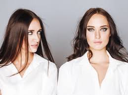 Esiste una differenza tra gli altri e gli ostili. Le Persone Che Imitano O Copiano Gli Altri Cercano Di Essere Accettate Tra Gli Altri