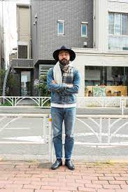 中室太輔さん 34歳 ムロフィス ディレクター 味のある色落ちが印象的なデニムオンデニムスタイルは 男らしい小物使いで締める デニムは上下ともにkato aaa カトー トリプルエー 裾からのぞくｔシャツはha 男性のストリートスタイル デニムオンデニム