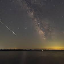 Ahora que se acerca la conocida lluvia de estrellas fugaces, las perseidas, leo en muchos tablones de noticias el siguiente titul. 5zlmkbq2 Pbuzm