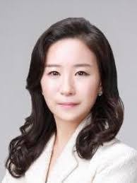 Julia Park's Instagram, Twitter & Facebook