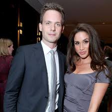 Bellisario wurde in los angeles geboren und ist dort aufgewachsen. Patrick J Adams Troian Bellisario Baby Da Es Ist Ein Gala De