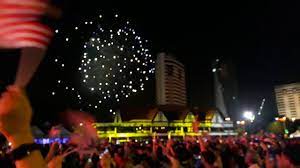 #mercun #bungaapi #review peralatan : Bunga Api Malam Merdeka 2018 Di Dataran Merdeka Youtube