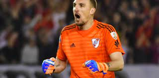 El arquero de river plate fue captado por las cámaras de televisión justo cuando dejó con la mano estirada al portero de lanús, quien lo quería saludar. Los Secretos De Armani Para Su Exito En River