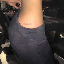 Kylie Jenner Mostra Nova Tattoo No Quadril E Impressiona Pelo Corpo Violao Quem Quem News