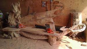 Un Escultor Estonio Talla Con Una Motosierra Un Dragon En Un Banco Cultura Inquieta Carving Chainsaw Sculpture The Incredibles