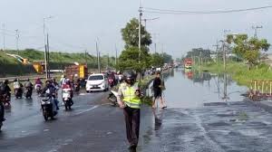 Info lebih lanjut shopkeeper toko solo micro hubungi melalui email: Raya Porong Sidoarjo Kembali Banjir Arus Lalu Lintas Sempat Dialihkan Ke Jalur Arteri Surya