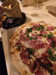 Cer prieteni pentru a fi povestite şi familie pentru a fi duse mai departe. Roman Hearth Review Of Paine Si Vin Bucharest Romania Tripadvisor