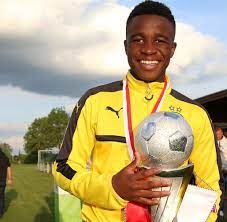 Ich hab moukoko zum besten spieler der welt gemacht. Bvb Die Ratselhafte Spur Des Wunderkindes Youssoufa Moukoko Welt