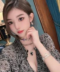 CHỈ MONG TG: Uyên Như Đuôi phụng mày ngài, đang liếc ngang Mắt huyền khuynh  đảo, lại mơ màng Xuân xanh nàng độ, trăng tròn khuyết E ấp nụ cười, tuyệt  chảnh