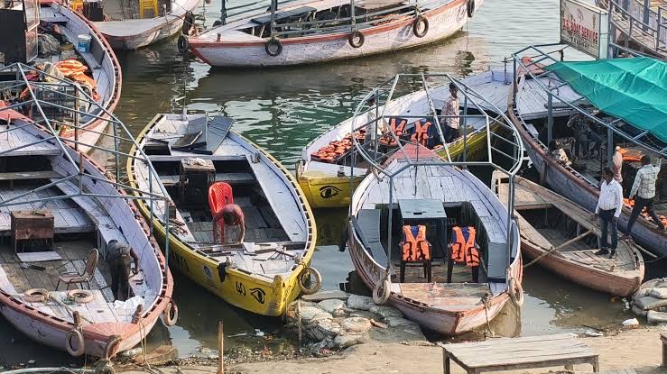 बनारस में गंगा में चल रहीं हजारों अवैध नावें, पर्यटकों की जिंदगी से खिलवाड़