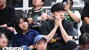 [사진]KT-DB 경기 찾은 이현중-박지현 - 머니투데이
