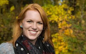 Naturlig Rödhårig Ung Le Kvinna I Höst På En Gå Arkivfoto