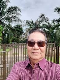 今天的天气虽艳阳高照，但幸运的是有阵阵凉风拂面而来颇为凉爽，但因天气炎热🥵又少雨，棕果的收成难免会大缩水，我每次进园都会打包咖啡冰请工人喝，每次看着他们开心❤的吸啜着那冰凉的饮料眼神中那份满足又感激的眼光区区几包饮料却換来我内心的欣慰感！一切都值了  ...