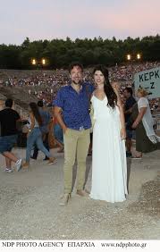 Παντρεύονται μετά από δύο χρόνια σχέσης. Xwrise O Kwsths Marabegias H Panemorfh Prwhn Toy People Amp Style Eidhseis